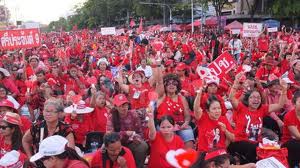 ຝ່າຍ “ເສື້ອແດງ“ ຂອງໄທ ຮຽກຮ້ອງໃຫ້ພິຈາລະນາໂທດ ແລະ ປົດຕຳແໜ່ງບັນດາຜູ້ພິສາກສາ